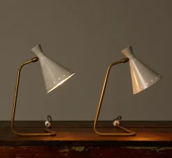Pierce & Ward PAIR OF CREAM ENAMEL AND BRASS 1950S ITALIAN TABLE LAMPS WITH CURVED BRASS BASE | Lighting